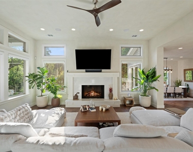 1002 Meriden Ln - Photo Thumbnail 6