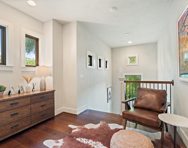 1002 Meriden Ln - Photo Thumbnail 27
