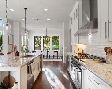 1002 Meriden Ln - Photo Thumbnail 10