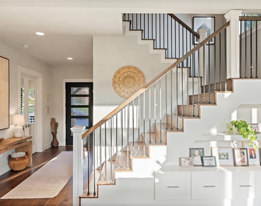 1002 Meriden Ln - Photo Thumbnail 23