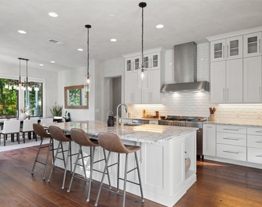1002 Meriden Ln - Photo Thumbnail 7
