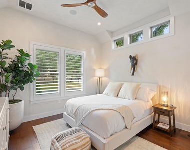 1002 Meriden Ln - Photo Thumbnail 24