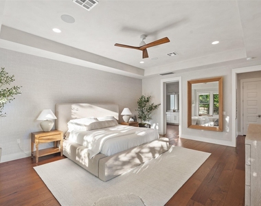 1002 Meriden Ln - Photo Thumbnail 19