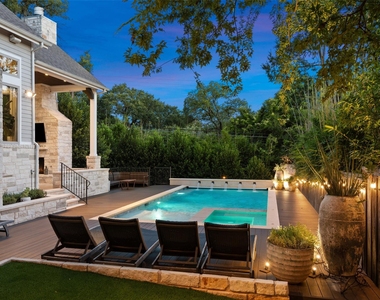 1002 Meriden Ln - Photo Thumbnail 14