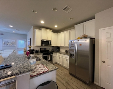 2304 S Lakeline Blvd - Photo Thumbnail 7