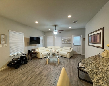 2304 S Lakeline Blvd - Photo Thumbnail 4
