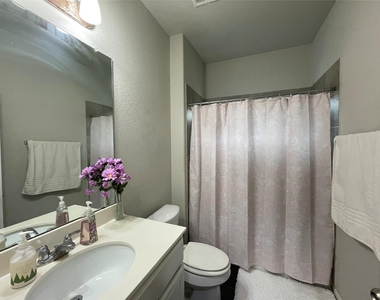 2304 S Lakeline Blvd - Photo Thumbnail 10