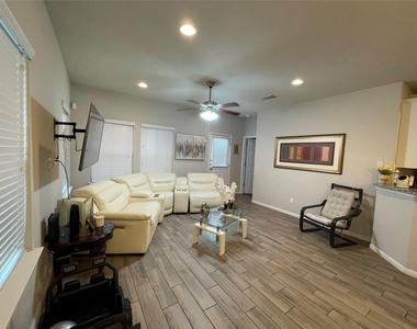 2304 S Lakeline Blvd - Photo Thumbnail 3