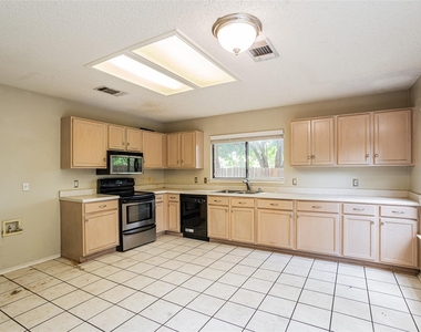 813 Kettering Dr - Photo Thumbnail 3
