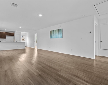 228 Patagonia St - Photo Thumbnail 5