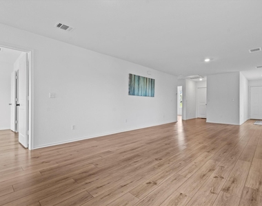 228 Patagonia St - Photo Thumbnail 3