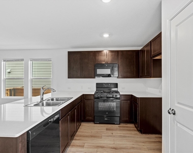228 Patagonia St - Photo Thumbnail 6