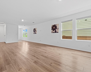 228 Patagonia St - Photo Thumbnail 4