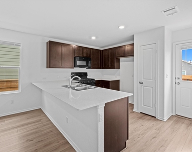 228 Patagonia St - Photo Thumbnail 7