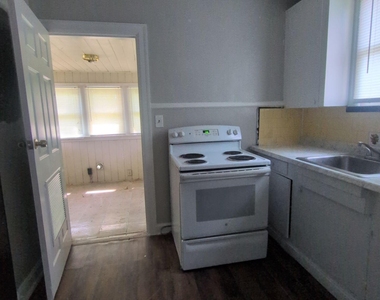 811 Mackinaw Street - Photo Thumbnail 4