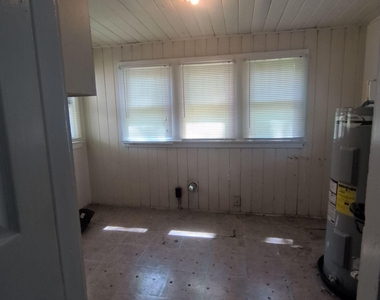 811 Mackinaw Street - Photo Thumbnail 6