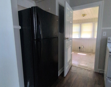 811 Mackinaw Street - Photo Thumbnail 5