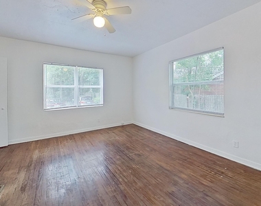 1464 Holmesdale Road - Photo Thumbnail 7