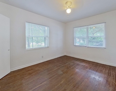 1464 Holmesdale Road - Photo Thumbnail 8