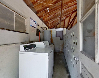 1464 Holmesdale Road - Photo Thumbnail 12