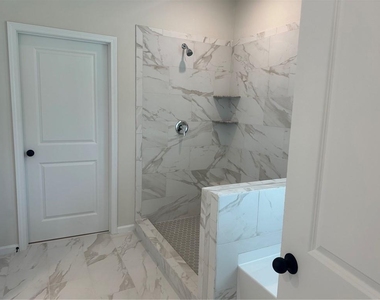 326 Rodeo Drive - Photo Thumbnail 10