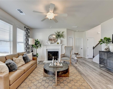 326 Rodeo Drive - Photo Thumbnail 3