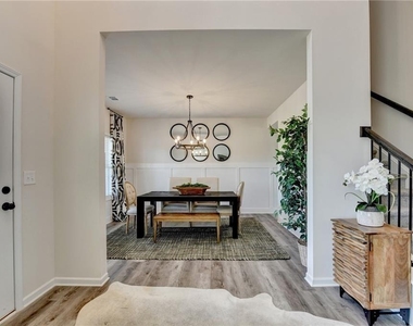 326 Rodeo Drive - Photo Thumbnail 2
