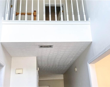 570 Sterling Pointe Court - Photo Thumbnail 3