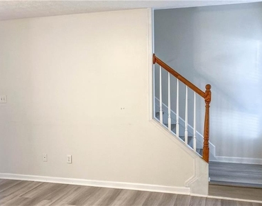 570 Sterling Pointe Court - Photo Thumbnail 15