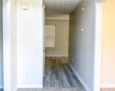 570 Sterling Pointe Court - Photo Thumbnail 4