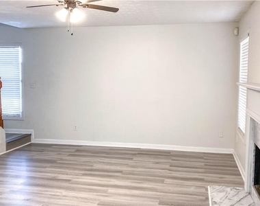 570 Sterling Pointe Court - Photo Thumbnail 14