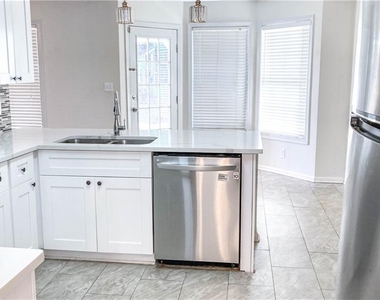 570 Sterling Pointe Court - Photo Thumbnail 9