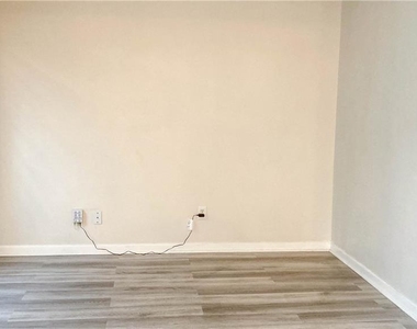 570 Sterling Pointe Court - Photo Thumbnail 5