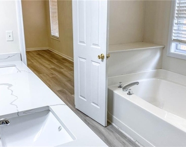 570 Sterling Pointe Court - Photo Thumbnail 21