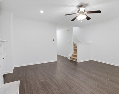 2915 Greyhawk Lane - Photo Thumbnail 7