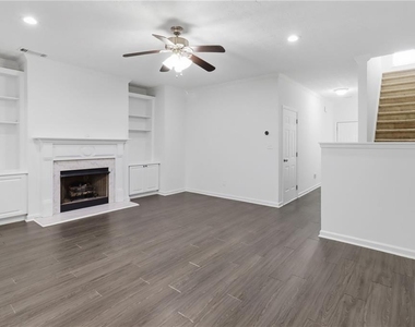 2915 Greyhawk Lane - Photo Thumbnail 6