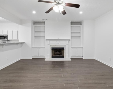 2915 Greyhawk Lane - Photo Thumbnail 5