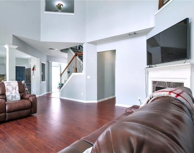 1565 Hedington Circle - Photo Thumbnail 5