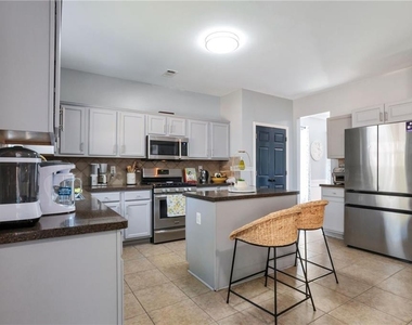 1565 Hedington Circle - Photo Thumbnail 8