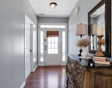 1565 Hedington Circle - Photo Thumbnail 3