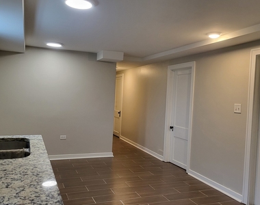 827 W 33rd Place - Photo Thumbnail 2