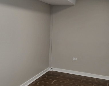 827 W 33rd Place - Photo Thumbnail 10