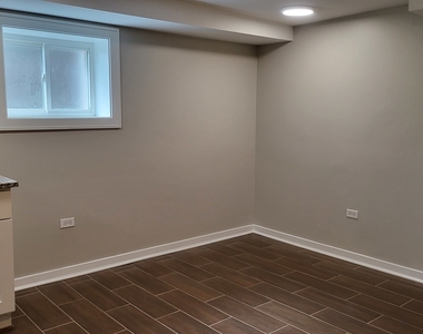 827 W 33rd Place - Photo Thumbnail 4