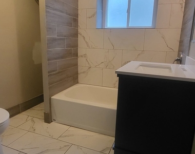 827 W 33rd Place - Photo Thumbnail 5