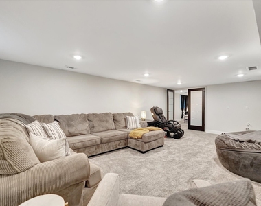 102 Greencroft Drive - Photo Thumbnail 43