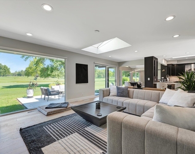 102 Greencroft Drive - Photo Thumbnail 14