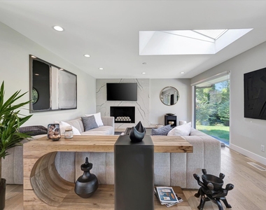 102 Greencroft Drive - Photo Thumbnail 9