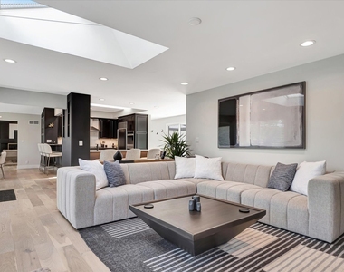 102 Greencroft Drive - Photo Thumbnail 12