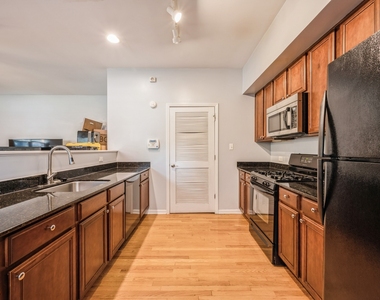 2030 W Warren Boulevard - Photo Thumbnail 4