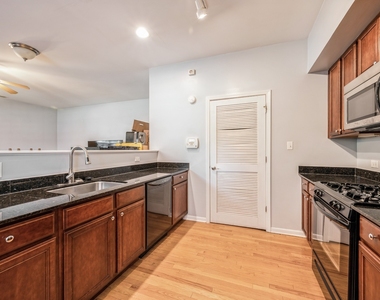2030 W Warren Boulevard - Photo Thumbnail 5